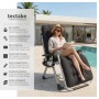 Schwarze Tectake Gartenliege Cloud, klappbar, verstellbar, mit Polsterung. Frau entspannt am Pool mit Ablagetisch.
