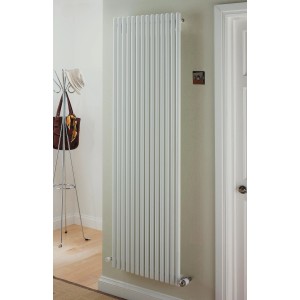 Weißer Ximax Raumheizkörper Kamino (1800x590mm, 1425W) an Wand montiert.