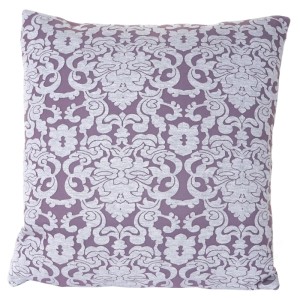 Lila Deko-Kissen 45x45cm mit barockem Muster. Quadratisches Sitzkissen aus Polyester mit Füllung für Sofa oder Bett.