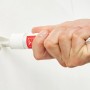 Anwendung: fischer Reparatur Spachtel zum Ausbessern von Wandlöchern.