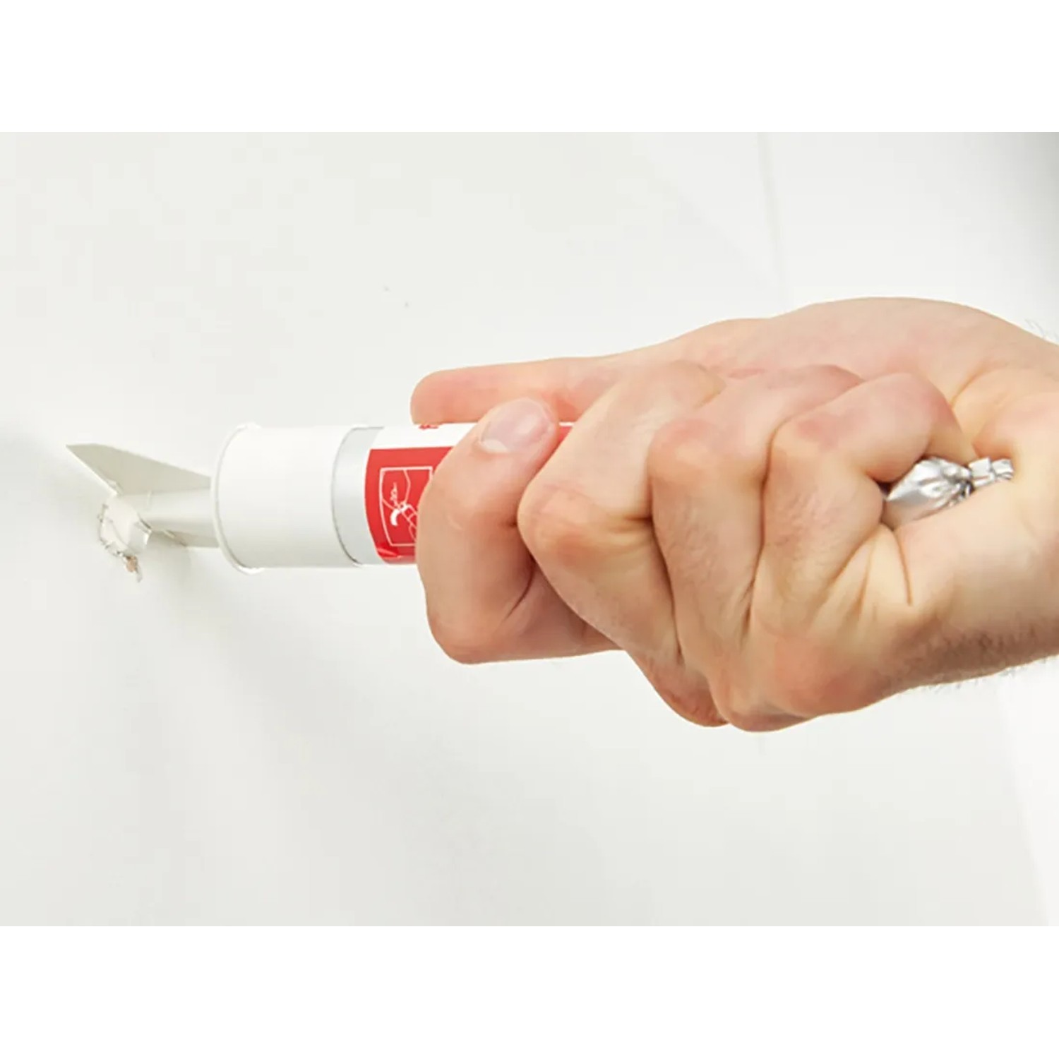 Anwendung: fischer Reparatur Spachtel zum Ausbessern von Wandlöchern.