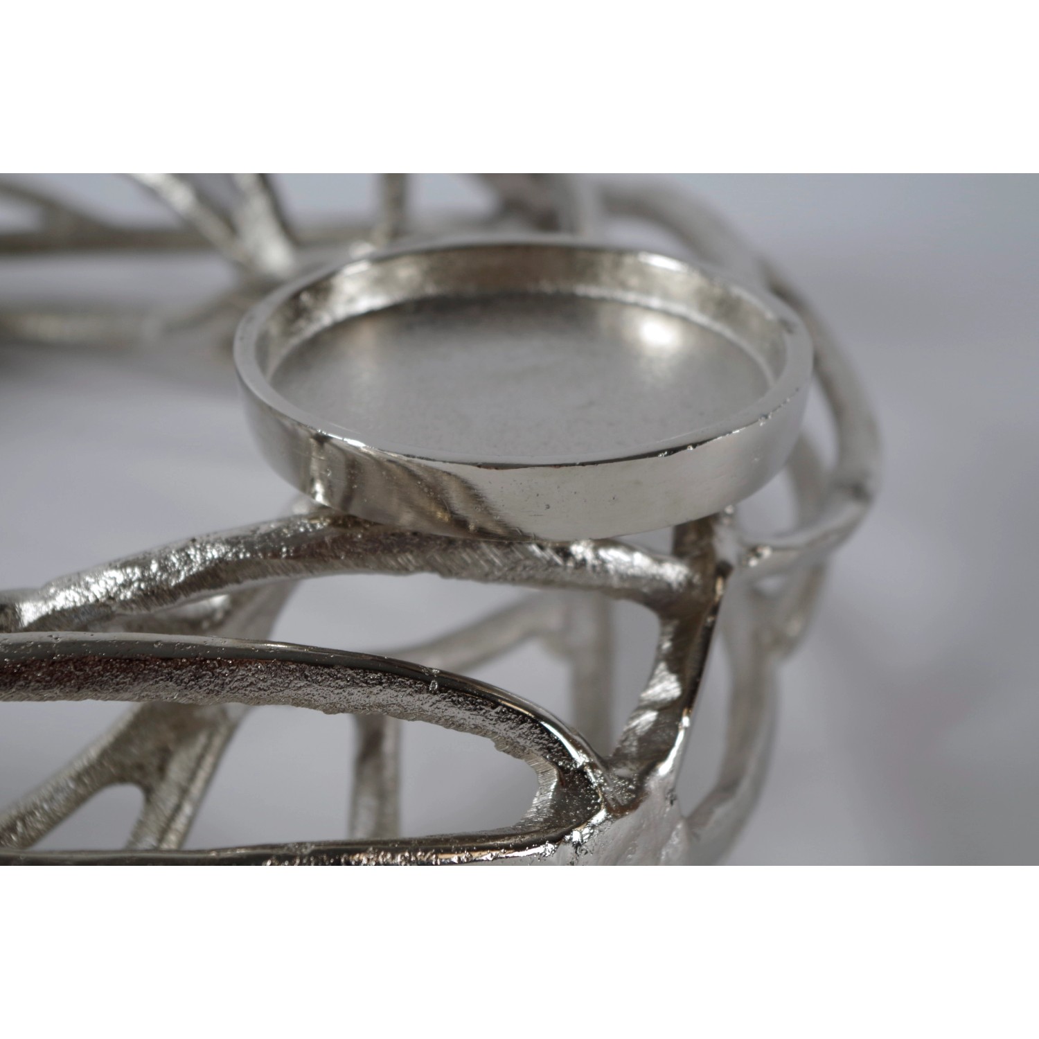 Silberner Kobolo Adventskranz aus Metall in Astoptik für 4 Kerzen, Durchmesser 40 cm.