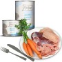 Mjamjam Katzen-Nassfutter Zarte Ente & Geflügel mit Möhrchen, Dosen und Teller mit Zutaten.