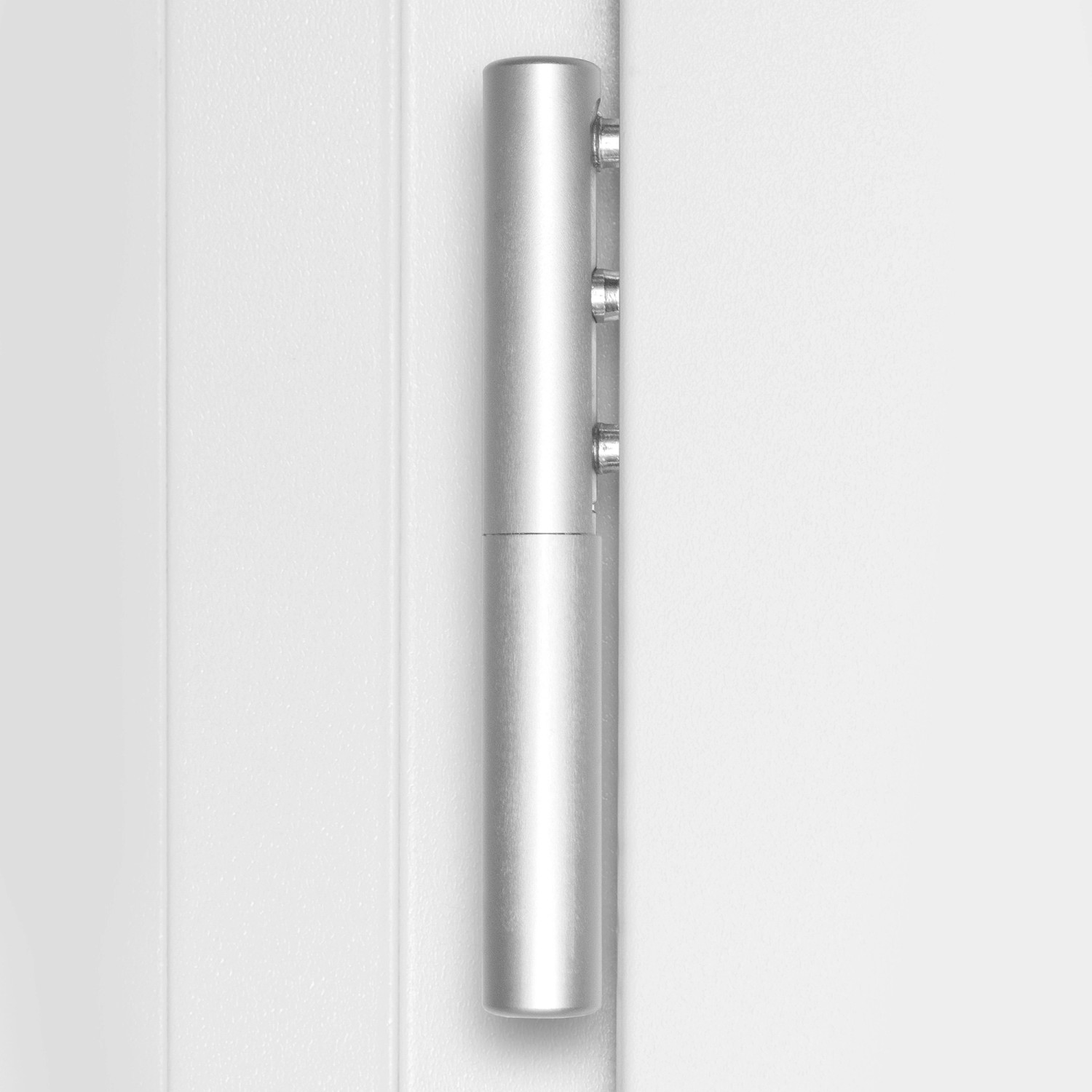 Detailaufnahme: Silbernes Türband an weißer Sicherheits-Haustür ThermoSpace Oslo Prime.