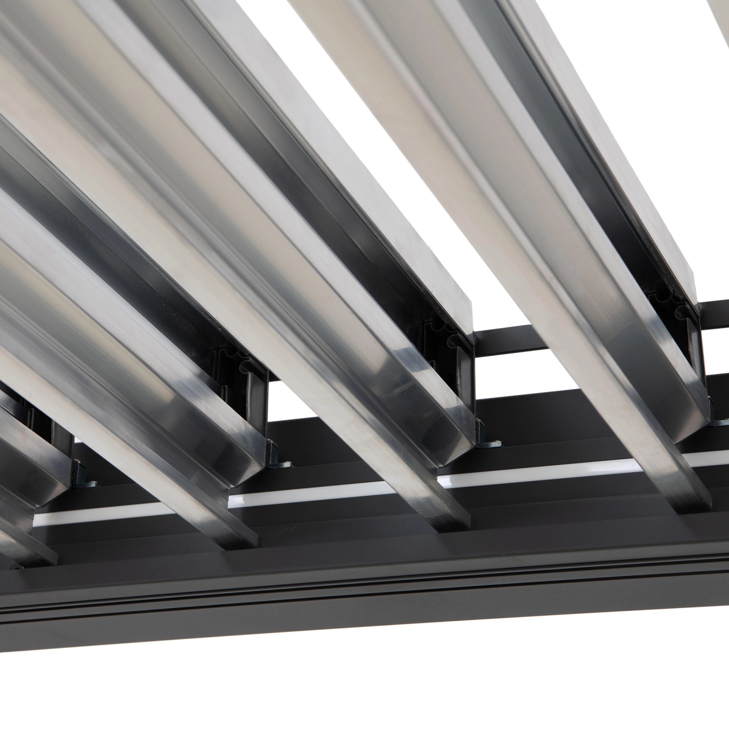 Detailansicht der verstellbaren Lamellen einer anthrazitfarbenen Sunjoy Multi-Pergola Matterhorn.
