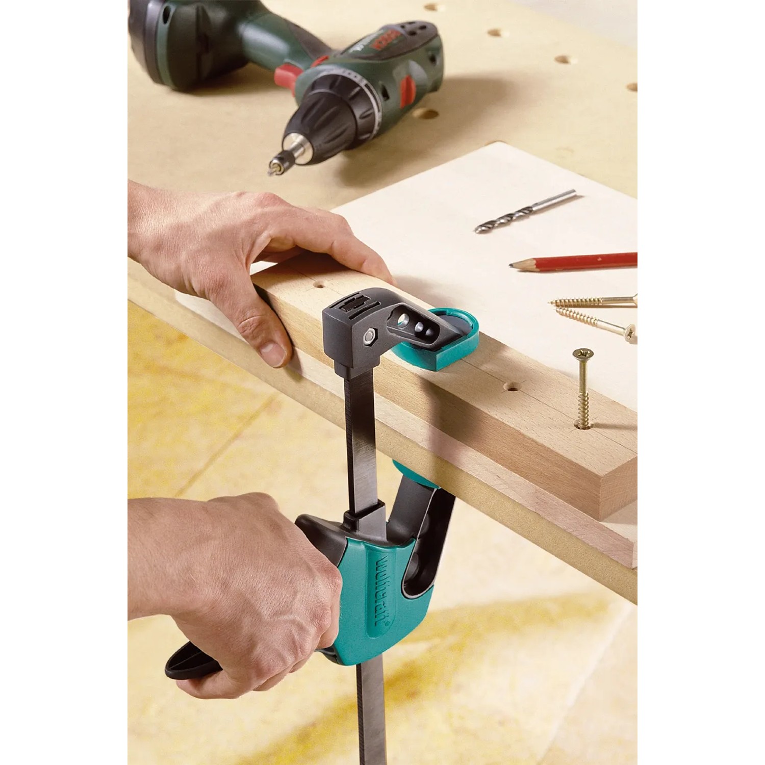 Werkzeug: wolfcraft Einhandzwinge EHZ Easy 75-300 beim Spannen von Holz.