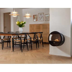 Aduro Bioethanol-Ofen mit Wandbefestigung in modernem Wohnraum.