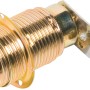 Messingfarbene E14 Lampenfassung mit Winkel zur Lampeninstallation.