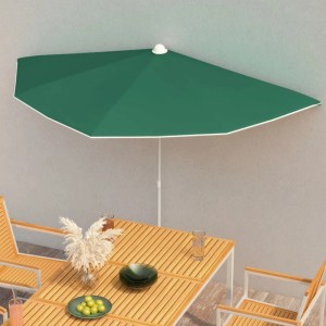 Grüner Halb-Sonnenschirm 180x90 cm mit weißem Mast, an Wand montiert, beschattet Gartentisch.