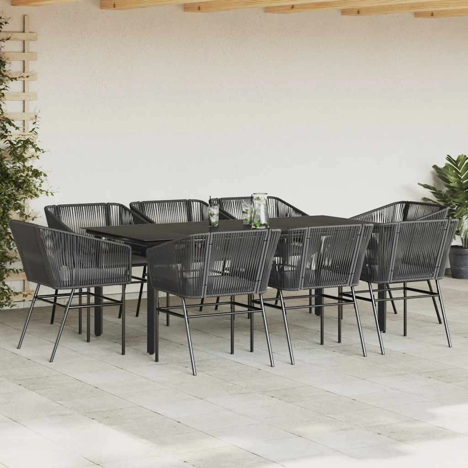 Schwarze 9-teilige Garten Essgruppe aus Polyrattan mit Glasplatte und Kissen.
