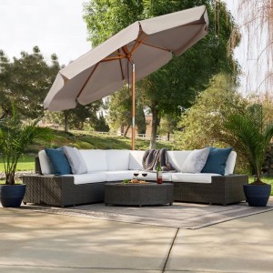Sekey Holz Sonnenschirm, rund, 300cm, geknickt, auf Terrasse mit Gartenmöbeln.