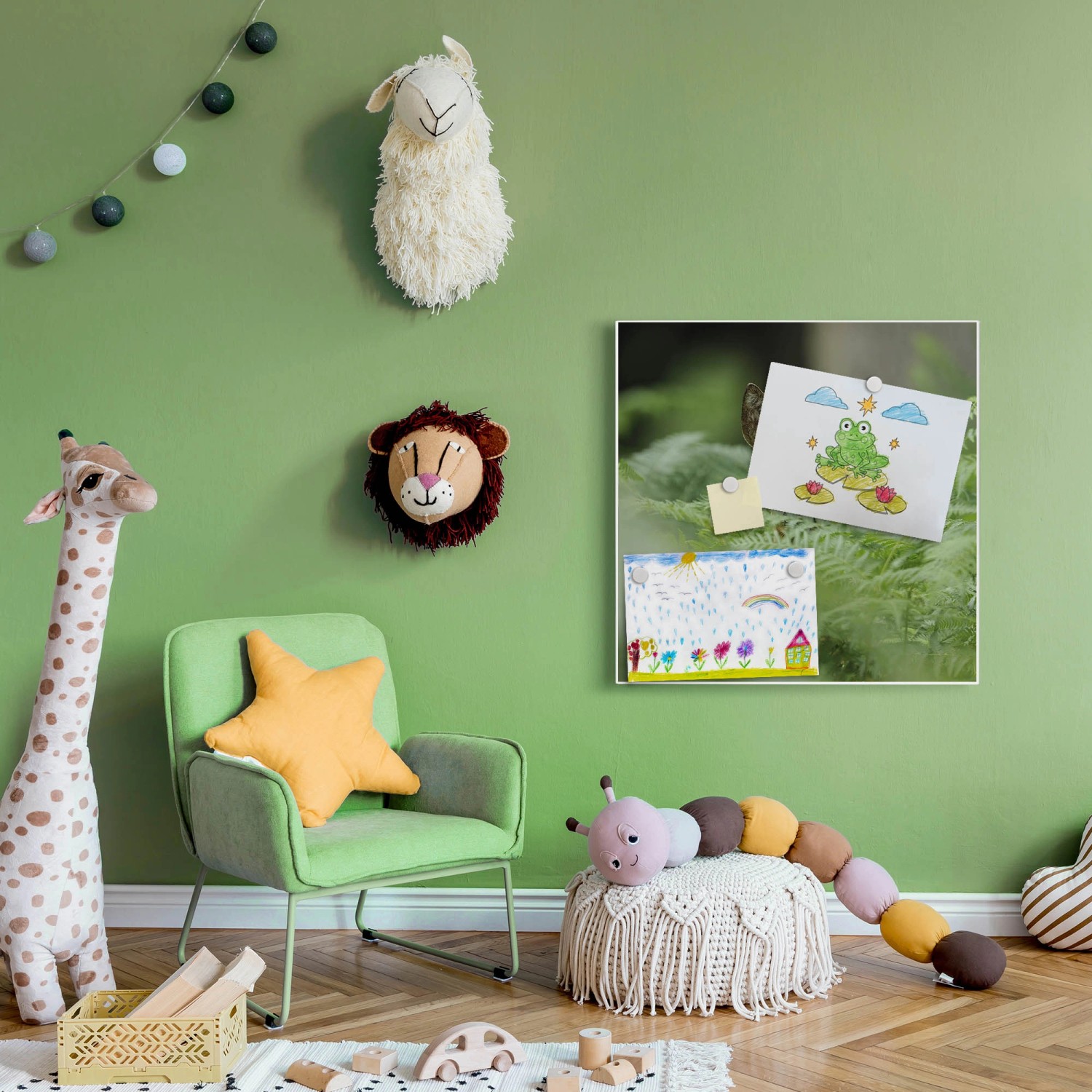 Weiße Magnettafel 50x50 cm mit Reh-Motiv als Wanddeko im Kinderzimmer mit Zeichnungen.