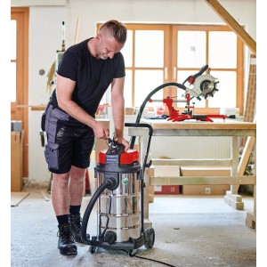 Einhell Nass- und Trockensauger TE-VC 2340 SA im Einsatz in Werkstatt. Edelstahlbehälter.