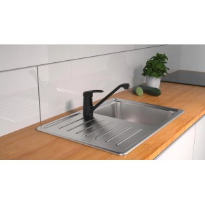 Schwarze Schütte Küchenarmatur Grande auf Spüle montiert. Einhebelmischer mit schwenkbarem Auslauf.