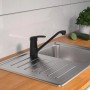 Schwarze Schütte Küchenarmatur Grande auf Spüle montiert. Einhebelmischer mit schwenkbarem Auslauf.