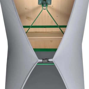Graue Beautissu Victoria Stretch-Biertischhusse mit Befestigungsclip unter Holztisch. Optimale Passform für Festzeltgarnitur.