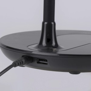 Detailaufnahme der schwarzen LED-Tischleuchte Astrid mit USB-Ladefunktion.