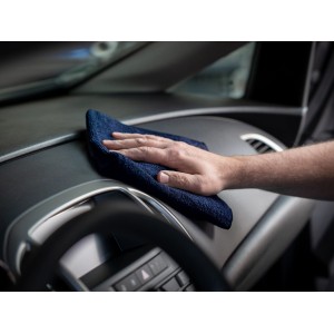 Hand reinigt Auto-Armaturenbrett mit blauem Microfasertuch (3er-Set) für Autopflege.