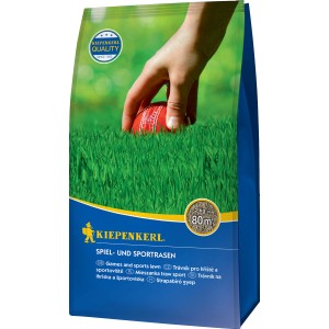 Kiepenkerl Sport- und Spielrasen, 2 kg Packung mit Hand und Ball im Gras.