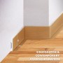 Selbstklebende KARAT Sockelleiste Oslo in Buche-Hell, angebracht an Wand und Boden.