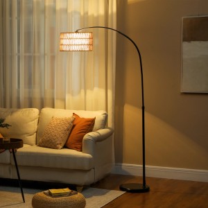 Schwarze HOMCOM Stehlampe mit braunem Lampenschirm aus Metall und Marmorfuß, höhenverstellbar.