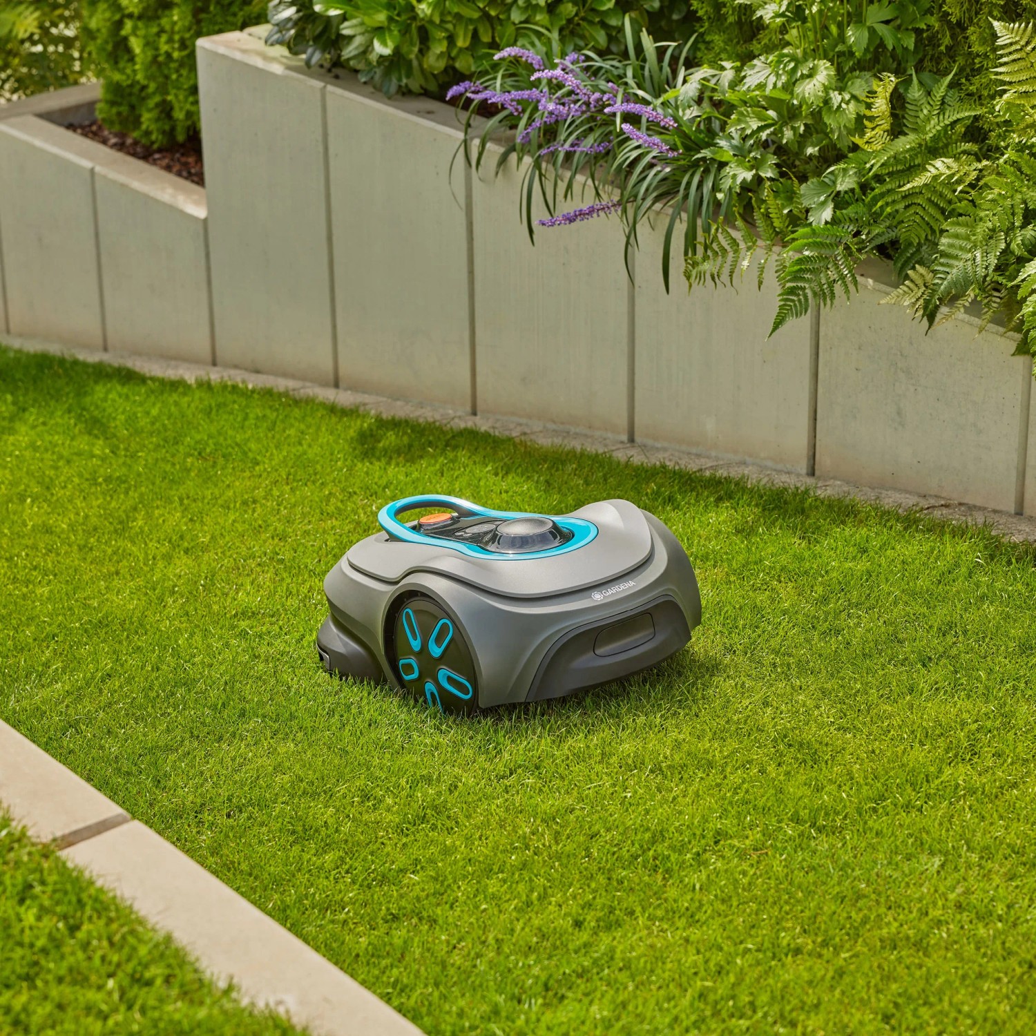 Gardena Sileno Smart Free Mähroboter für bis zu 1.200 m² Rasenfläche im Garten.