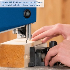Scheppach HBS25 Bandsäge beim Sägen von Holz. Präzise Schnitte mit Parallelanschlag.