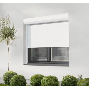 Weißer Vorbaurollladen von Avosdim am Fenster eines Hauses.