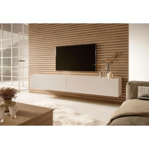 Modernes Selsey TV-Hängeboard Bisira 200 cm in Kaschmirgrau unter TV an Holzlamellenwand im Wohnzimmer.