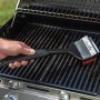 Char-Broil Grillbürste Cool Clean Premium in Aktion auf Grillrost. Grillutensil mit Schaber und Haken.