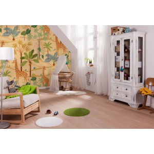 Kinderzimmer mit Vliesfototapete Giraffe Crew von Komar, mit Giraffen und Palmen auf gelbem Grund.