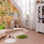 Kinderzimmer mit Vliesfototapete Giraffe Crew von Komar, mit Giraffen und Palmen auf gelbem Grund.