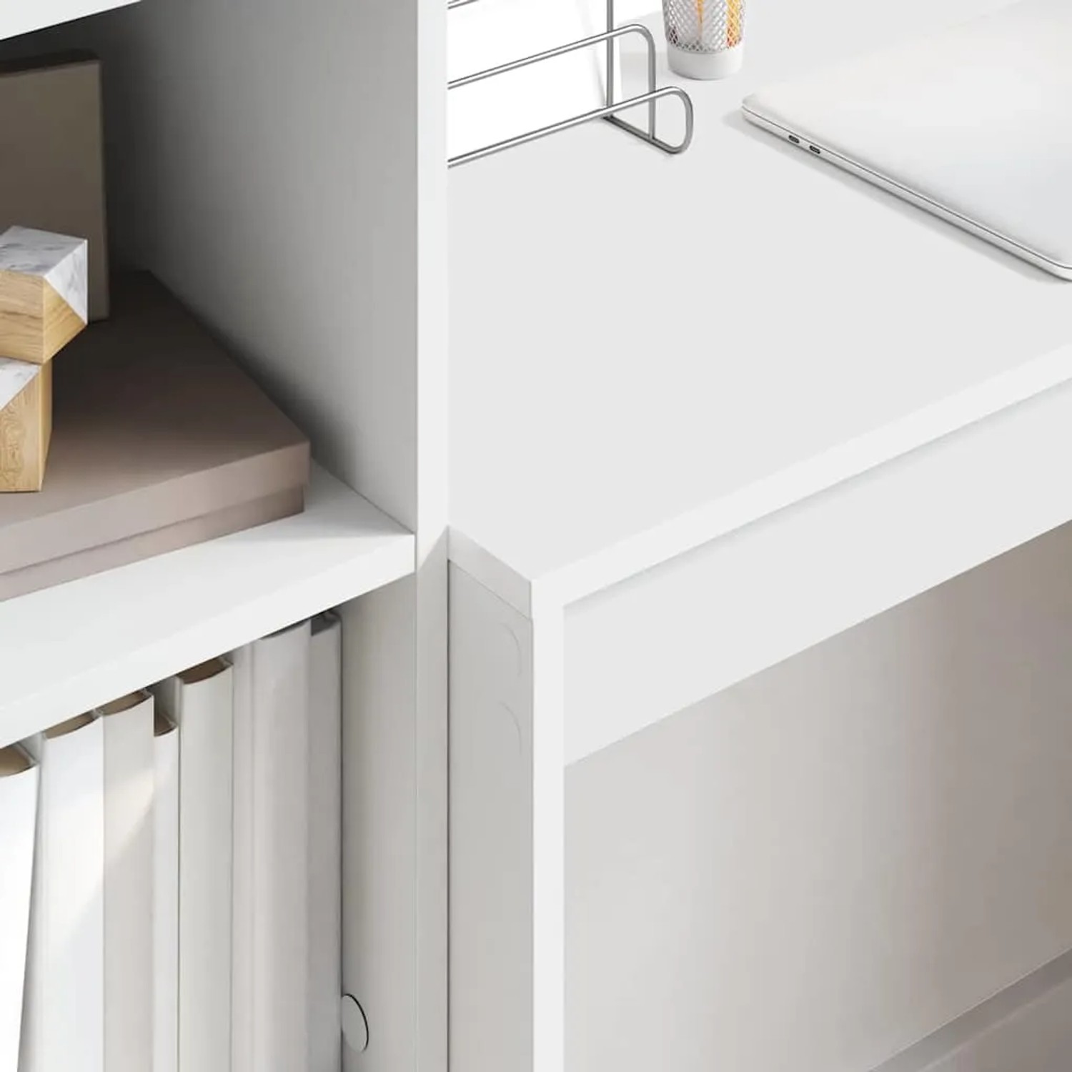 Detailansicht: Weißer vidaXL Schreibtisch aus Holzwerkstoff mit Ablageflächen.