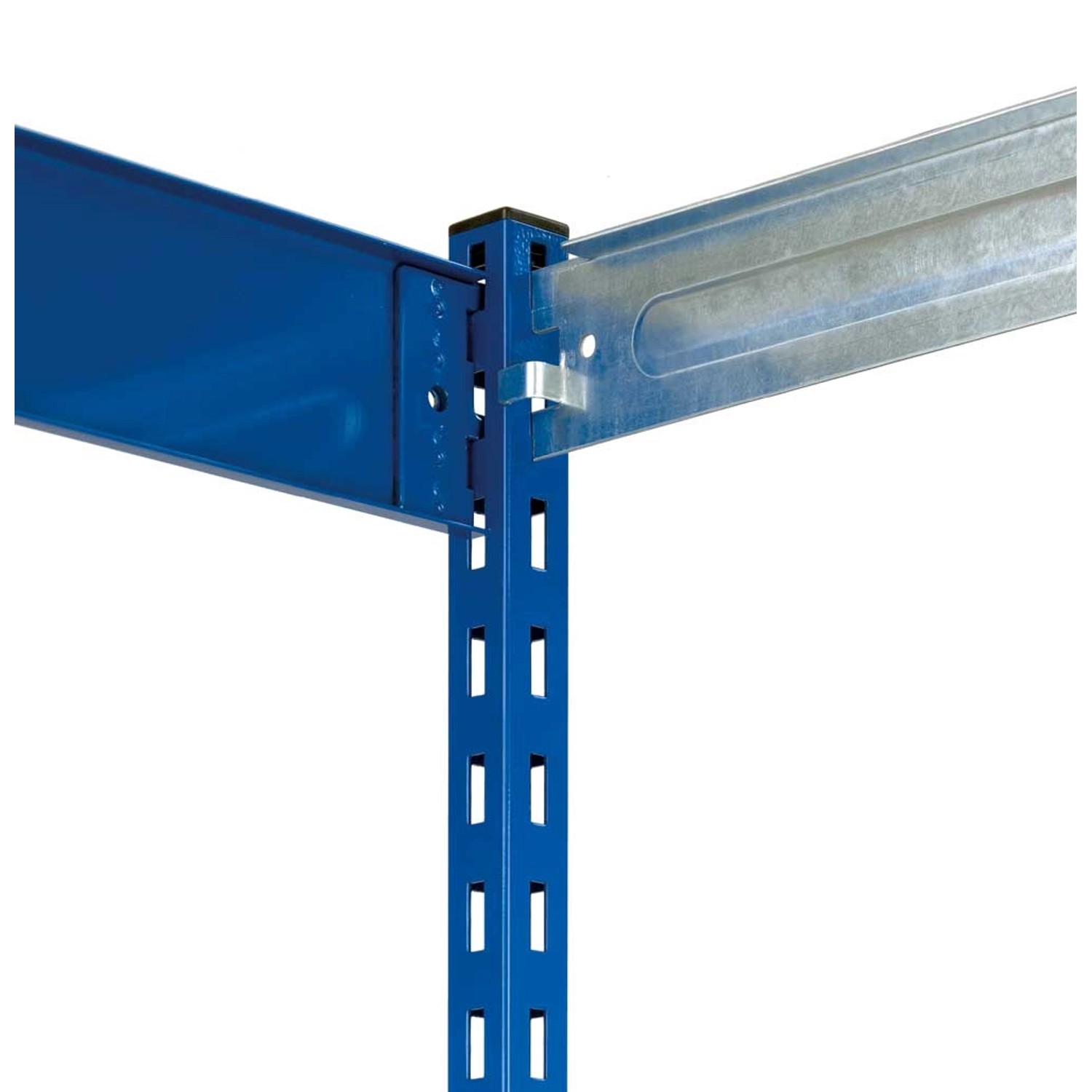 Detailaufnahme: Blaues PROREGAL Fachbodenregal Stecksystem mit verzinkten Traversen.