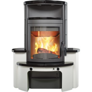 Hark Avenso GT ECOplus Kaminofen mit Meteorschwarz Ofenkacheln und brennendem Holz.