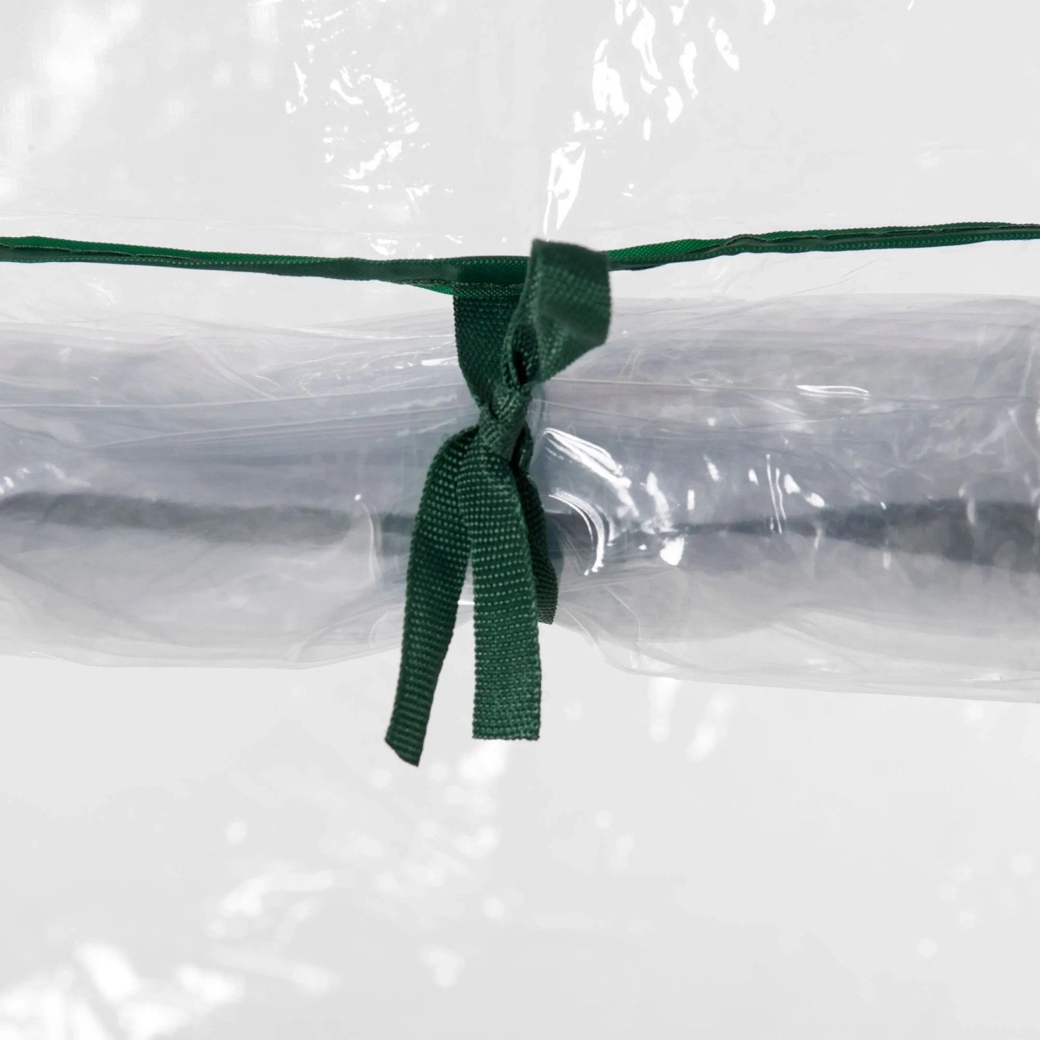 Detailaufnahme: Befestigung des transparenten Furnicato Gewächshauses mit grünem Band.