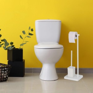 Weiße Relaxdays WC Garnitur mit Toilettenpapierhalter und Bürste aus Edelstahl und Bambus.