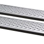 Zwei silberne Aluminium Auffahrrampen mit geriffelter Oberfläche für sicheres Verladen.