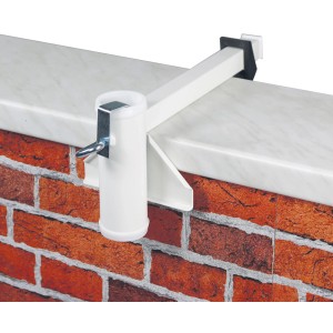 Weißer Videx Garden Sonnenschirmhalter Typ M für Mauerbrüstung bis 25mm Durchmesser.