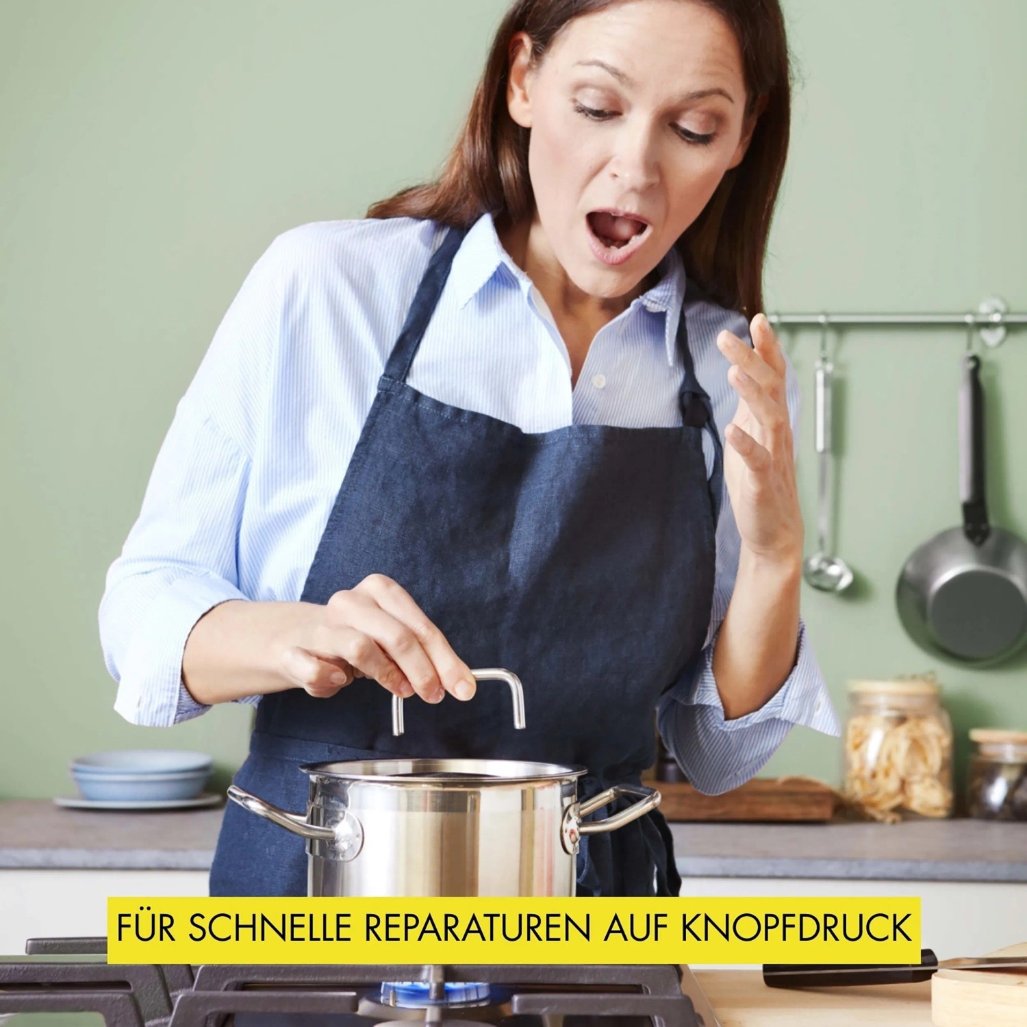 Frau repariert Topf mit Uhu Spezialkleber LED Power Booster in Küche.