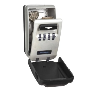 Master Lock Schlüsseltresor 5425EURD für Wandmontage, mit Zahlencode, schwarz-grau, geöffnet mit Schlüssel.