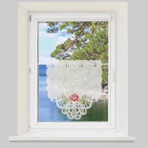 Weinrote Arsvita Fenstergardine mit Rosenstickerei, 35x40 cm, am Fenster.