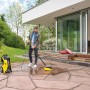 Kärcher Flächenreiniger T 7 Plus T-Racer im Einsatz zur Terrassenreinigung mit Hochdruckreiniger.