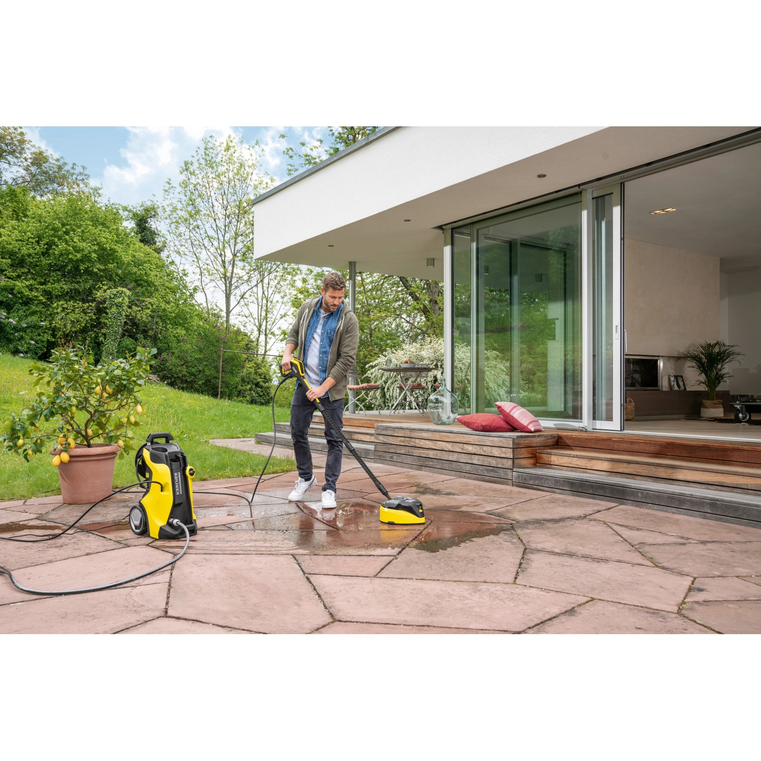 Kärcher Flächenreiniger T 7 Plus T-Racer im Einsatz zur Terrassenreinigung mit Hochdruckreiniger.