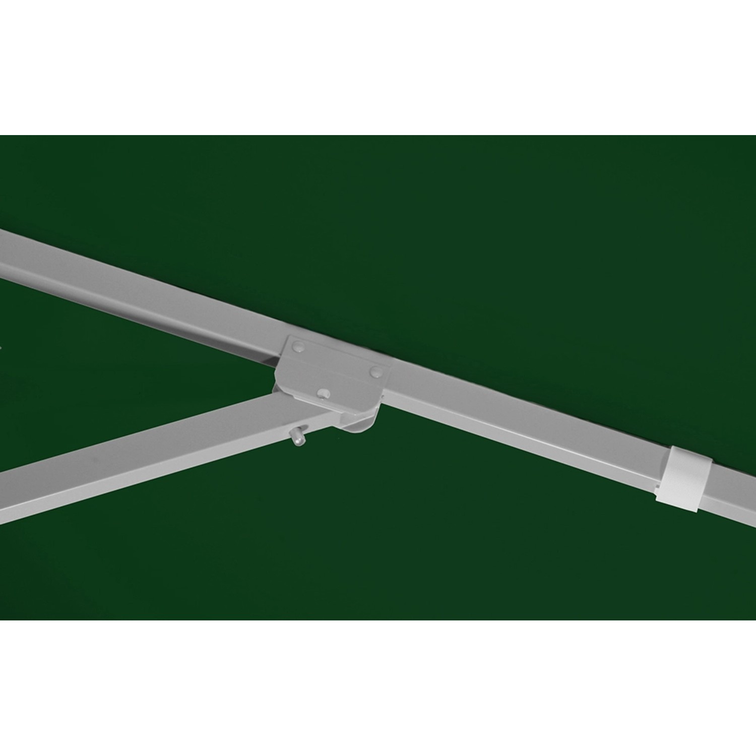 Detailaufnahme: Dunkelgrüner Schneider Marktschirm Quadro mit Seilzugmechanik und Aluminiumgestell.