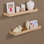Zwei Wandregale Sonoma Eiche Holznachbildung mit Deko an brauner Wand.