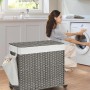 Grauer Songmics Wäschekorb mit Deckel, 140 l, mit Rollen und Seitentasche im Badezimmer.