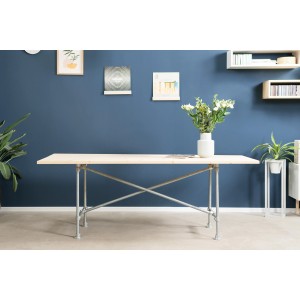 DIY-Tisch mit silberner, verzinkter Fußplatte und Stahlrohr-Gestell im modernen Wohnraum.