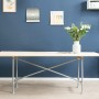 DIY-Tisch mit silberner, verzinkter Fußplatte und Stahlrohr-Gestell im modernen Wohnraum.