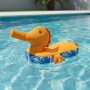 Gelber Westmann Sitzsack als Seepferdchen Schwimmtier im Pool.